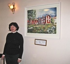 Irina Batalow med sitt konstverk, skänkt av föreningar i byn.